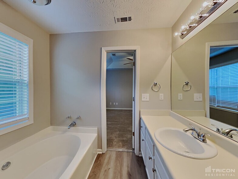 Building Photo - 1124 Whisper Wind Dr