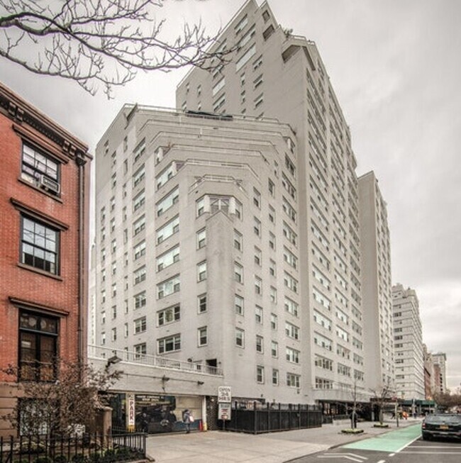 Modern, Full-Service in the West Village - 101 W 12th St