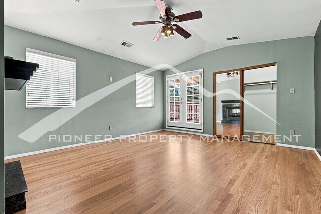 Building Photo - Stunning Home with Washer/Dryer and Gas Grill