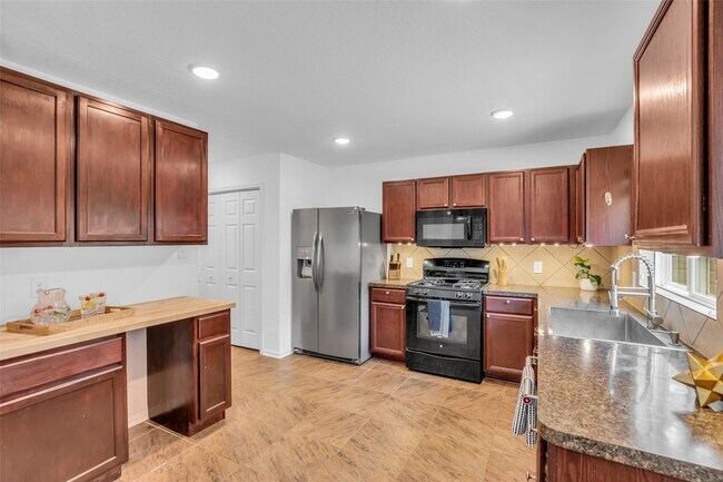 Building Photo - 16718 Warbler Dr