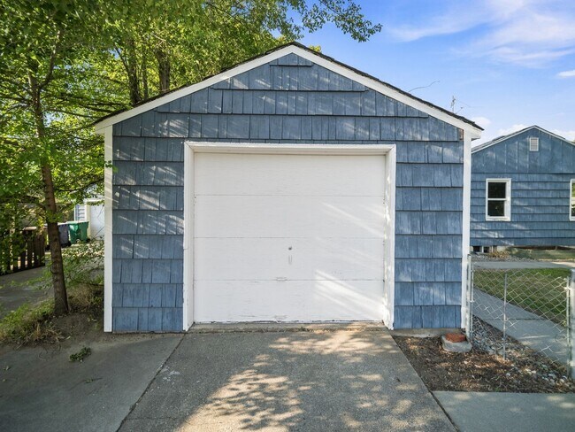 Building Photo - 6011 N Braeburn Dr