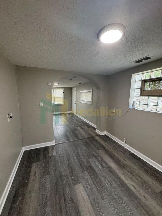 Building Photo - Beautifully Remodeled 4BR/2BA Home with Sp...