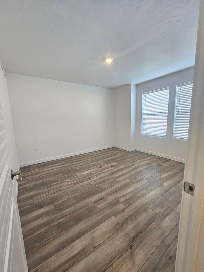 Building Photo - Newer 3 Bedroom Home