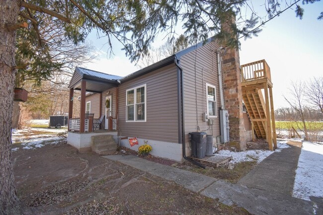 Primary Photo - Studio Apartment in Mill Hall Close to Greenhouse!