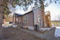 Building Photo - Studio Apartment in Mill Hall Close to Greenhouse!