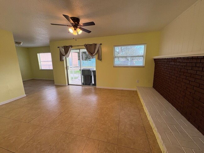 Building Photo - For Rent: 4-Bedroom Home in Lakeland