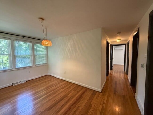 Building Photo - Charming One Floor Living Downtown!