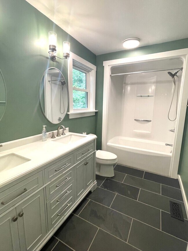 Building Photo - 3 Bed, 2.5 Bath Home For Rent in Fairview