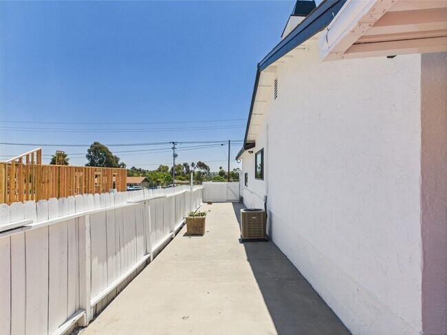 Building Photo - Modern Luxury 3x2 home in the Heart of Vista