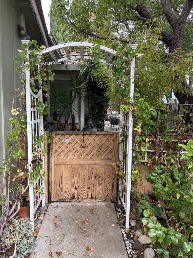 Building Photo - Beautiful Single-Story Townhome on Corner Lot with Private Courtyard & 2-Car Garage