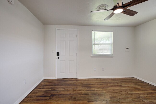 Building Photo - N Willow Ave Duplex