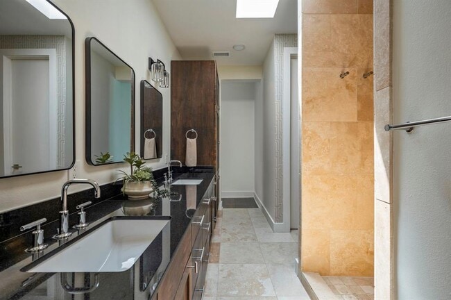 Building Photo - 2017 Kinney Ave