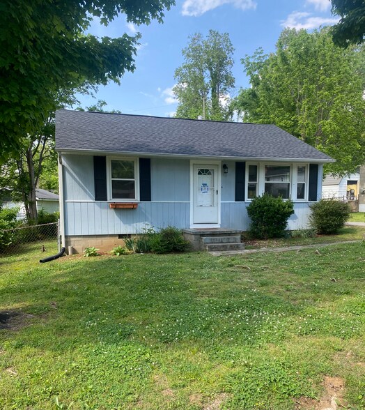 Primary Photo - 206 Hickory St
