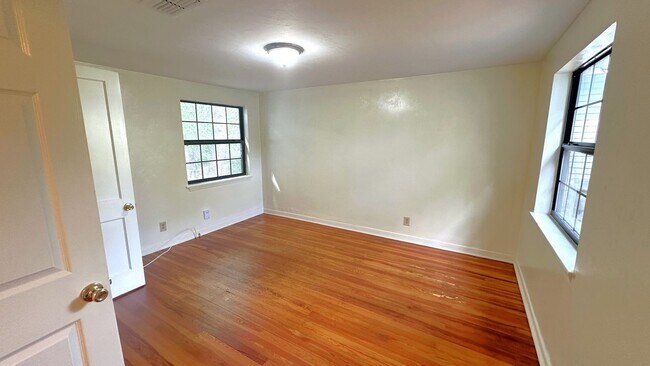 Building Photo - MIDTOWN 3/2 w/ Beautiful Wood Floors, Newer Paint, Inside Utility Area, & More! $1695/month Avail...