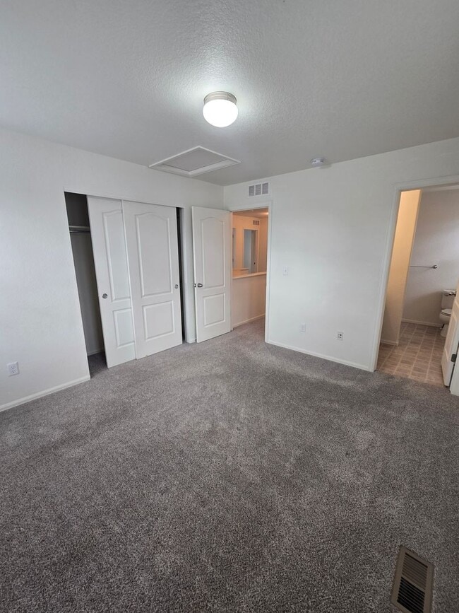 Building Photo - Beautiful 4-Bed, 3.5-Bath Home with Mountain Views on Quiet Cul-de-Sac