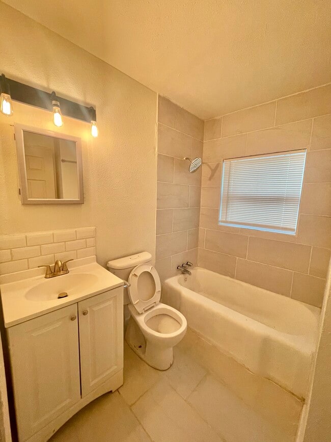 Building Photo - 2303 Burnet St