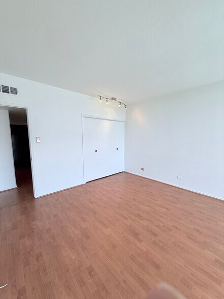 Building Photo - 207 W Clarendon Ave
