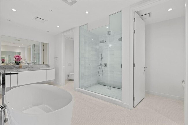 Building Photo - 700 NE 26th Terrace