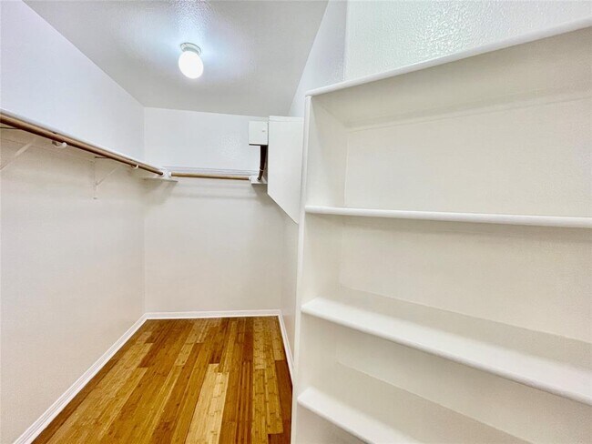 Building Photo - 2204 Zoa Dr