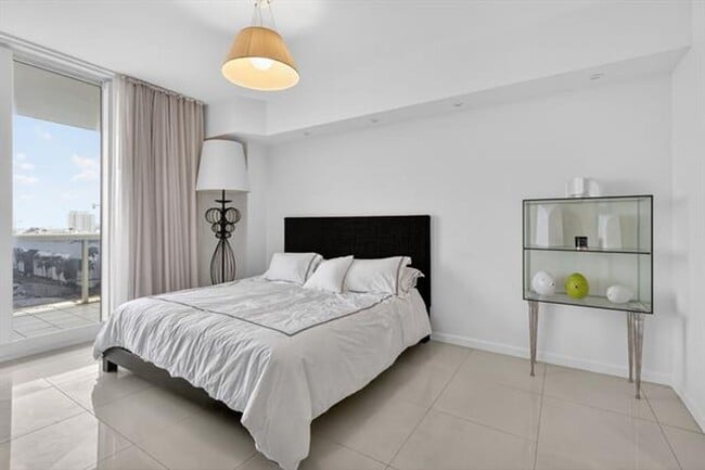 Building Photo - 9595 Collins Ave Ave