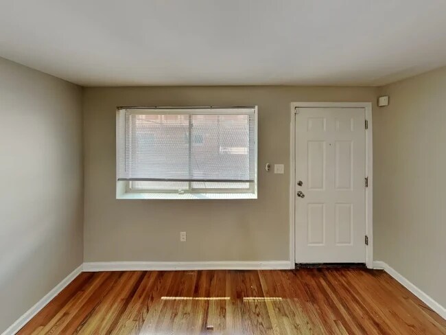Building Photo - Lantern Square Apartments-B5