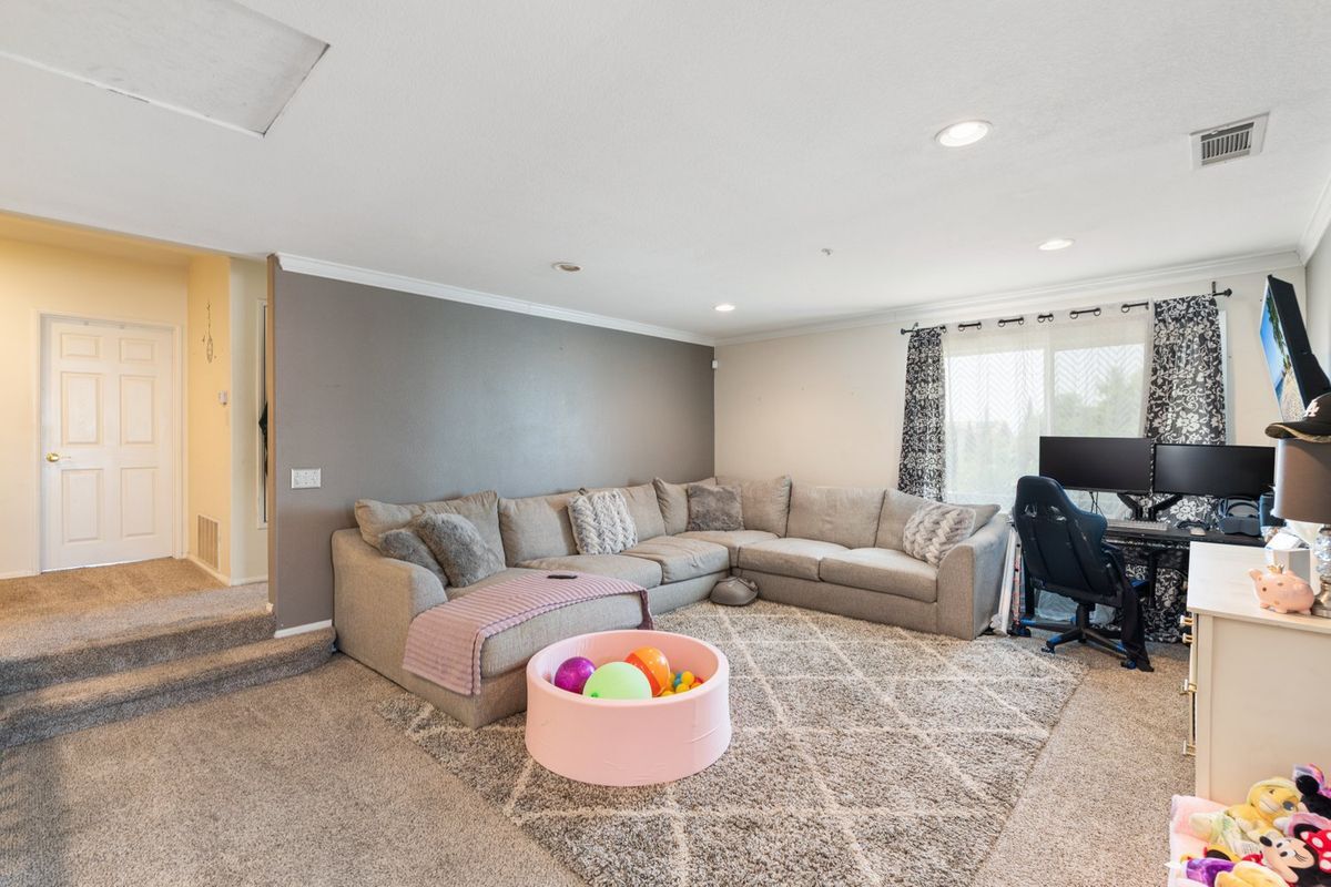Building Photo - 15736 Home Ct
