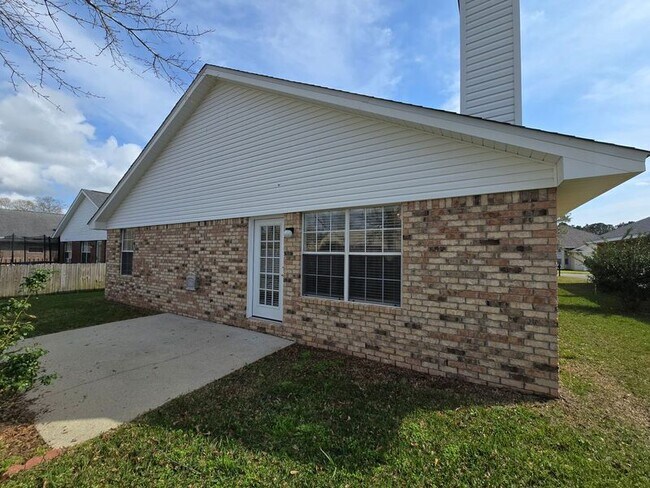 Building Photo - 3324 Village Green Dr