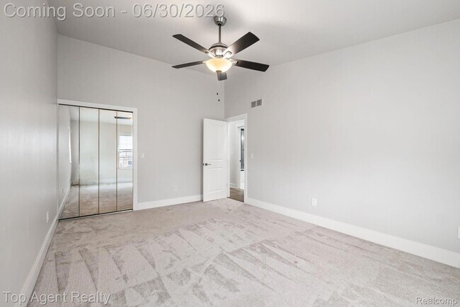 Building Photo - 38887 Country Cir