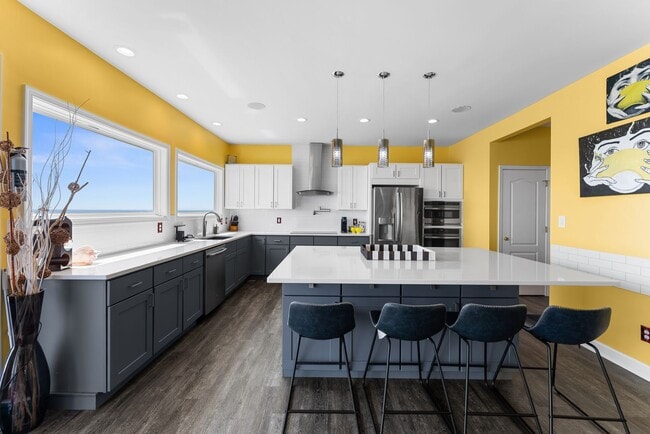 Building Photo - Grand View 115