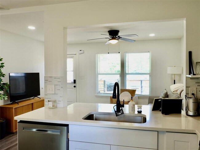 Building Photo - 1401 Marcus Pl