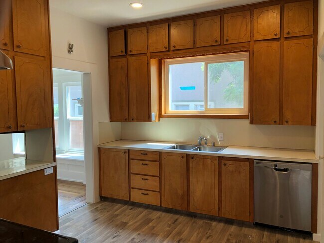 Building Photo - Enjoy The River Breeze On The Front Porch