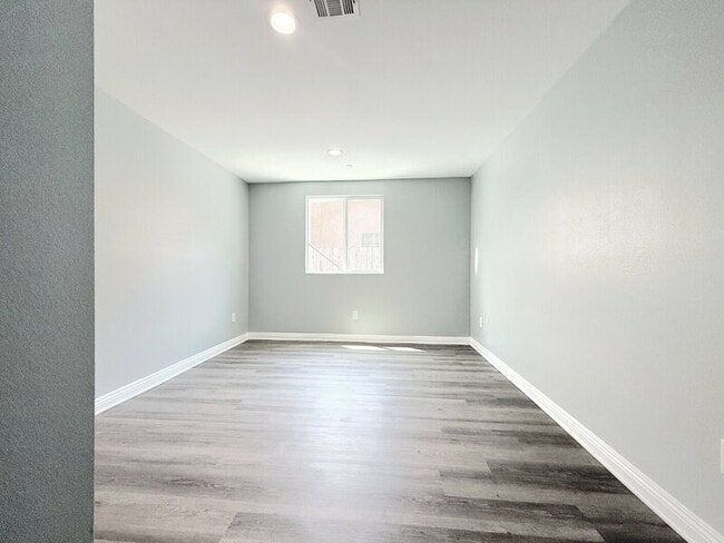 Building Photo - 320 E 55th St