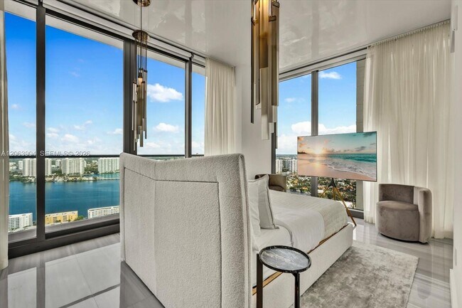 Building Photo - 17901 Collins Ave