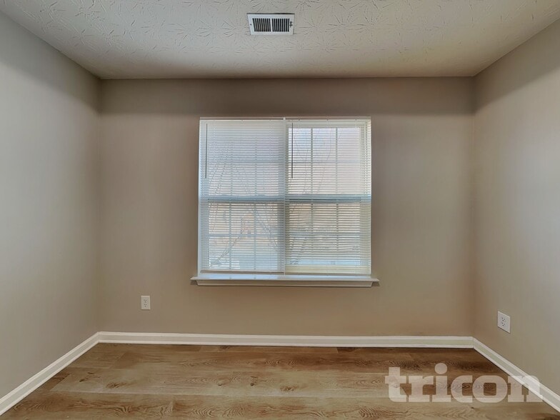 Building Photo - 5005 Eagle Creek Dr