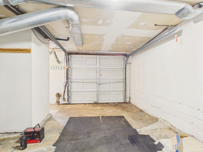 Building Photo - 2 Bedroom Single Family with Bonus Room