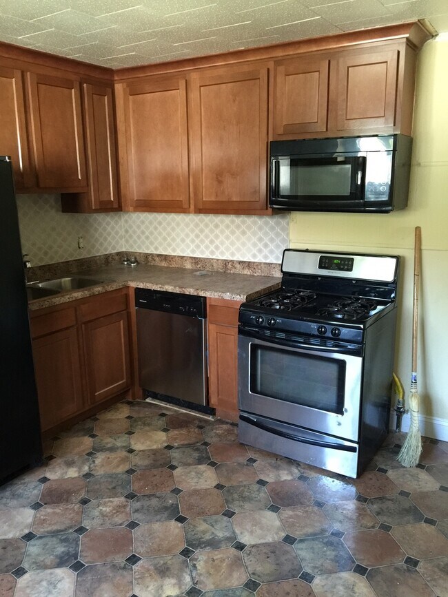 Building Photo - 42 Henrietta- updated 2 bedroom 1 bath - c...