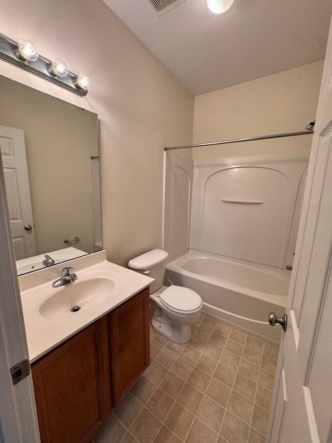 Building Photo - HUGE 3 Bed 3.5 Bath 3 Story Town Home, AVA...