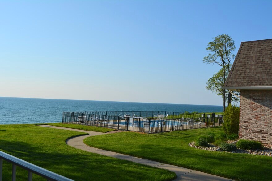 Building Photo - 3622 Lakeshore Dr