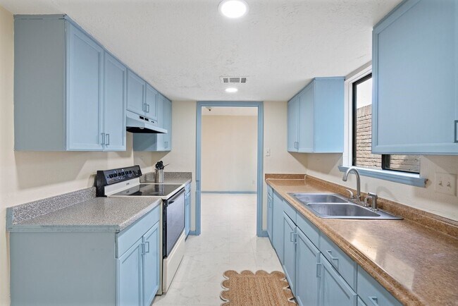 Building Photo - 8583 Wilcrest Dr