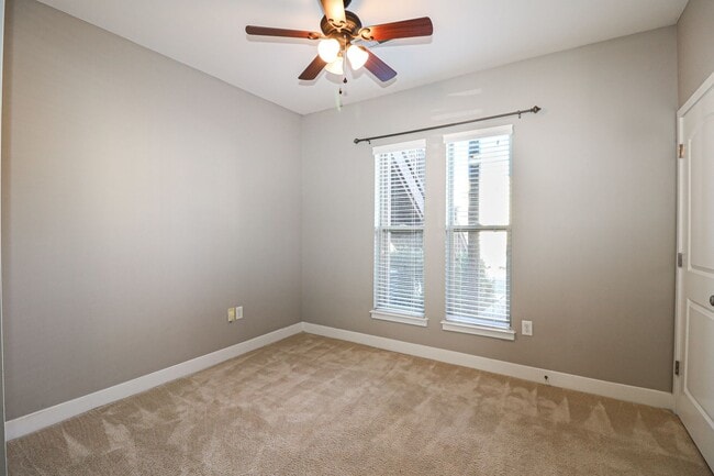 Building Photo - 3 story townhome with Uptown View
