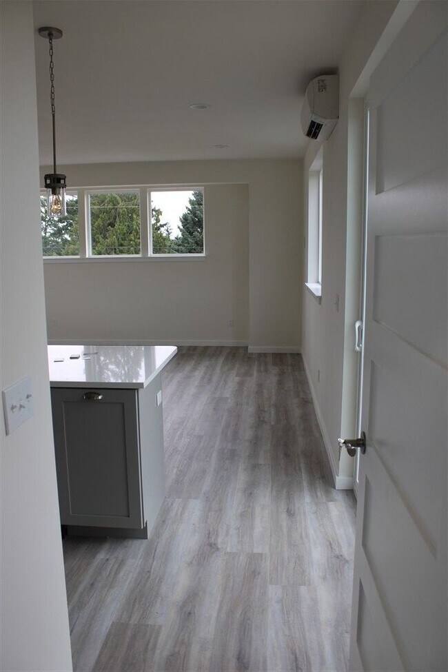 Building Photo - 2 bedroom 2 bathroom Brand New Triplex!