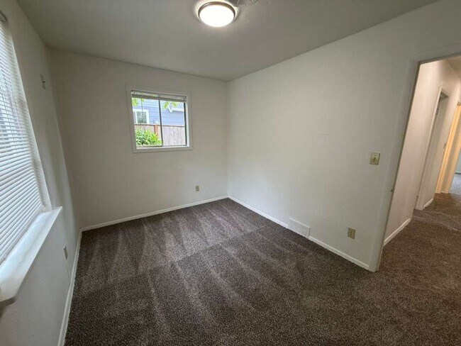 Building Photo - 3 Bedroom 1 Bathroom Greenwood Home!