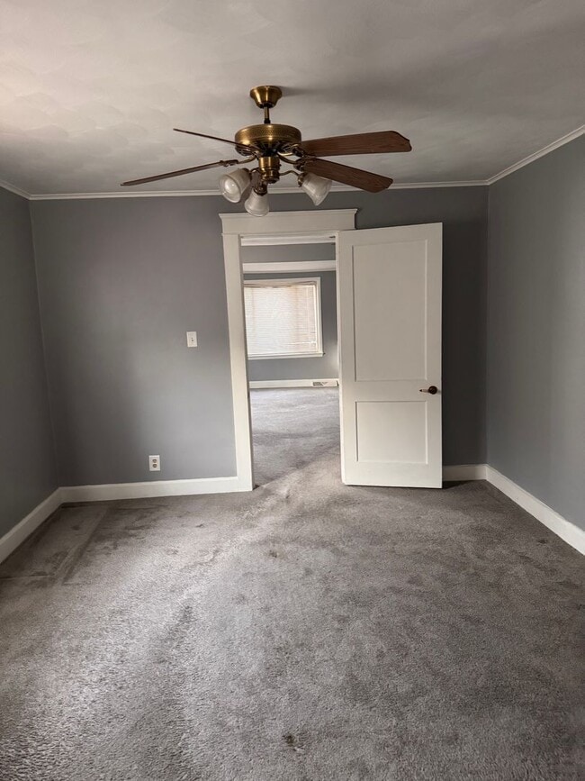 Building Photo - 402 Kenneth Ave