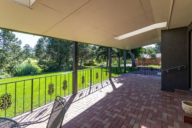 Building Photo - Ranch Style Home Located inside Kissing Camels!