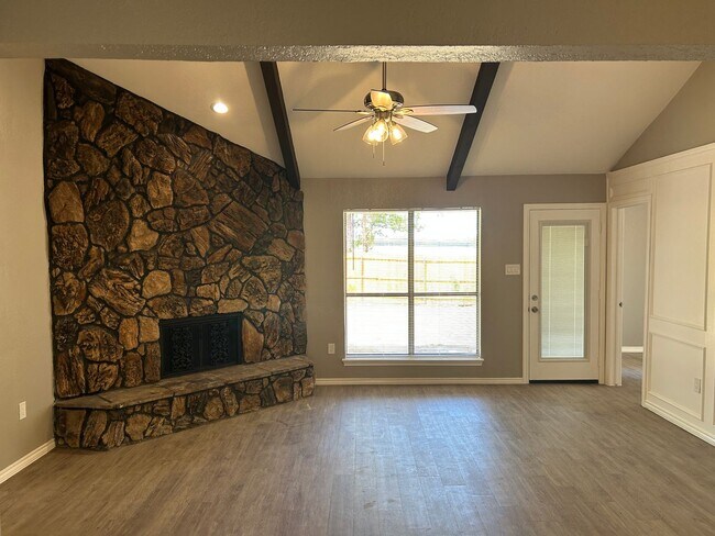 Building Photo - 2218 Parkside Dr