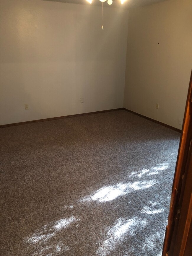 Primary Photo - Updated home near I-44, Amazon, Will Roger...