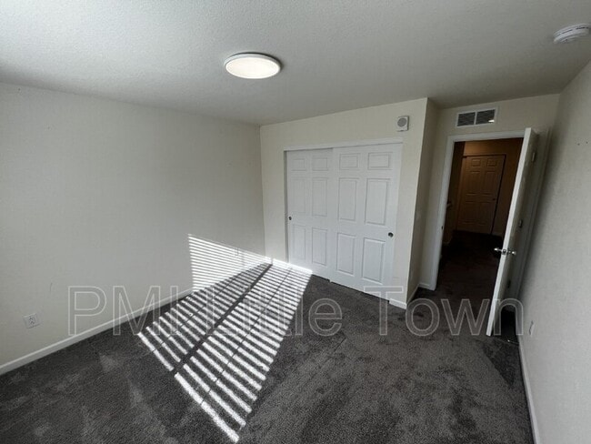 Building Photo - 23588 E Ida Dr