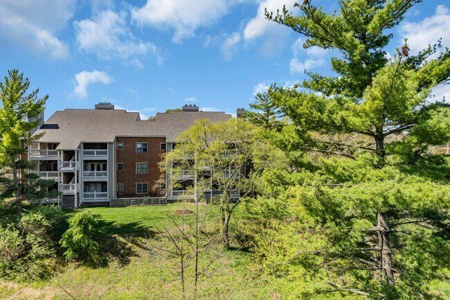 Building Photo - Awesome 2BE/2BA condo in Green Hills!