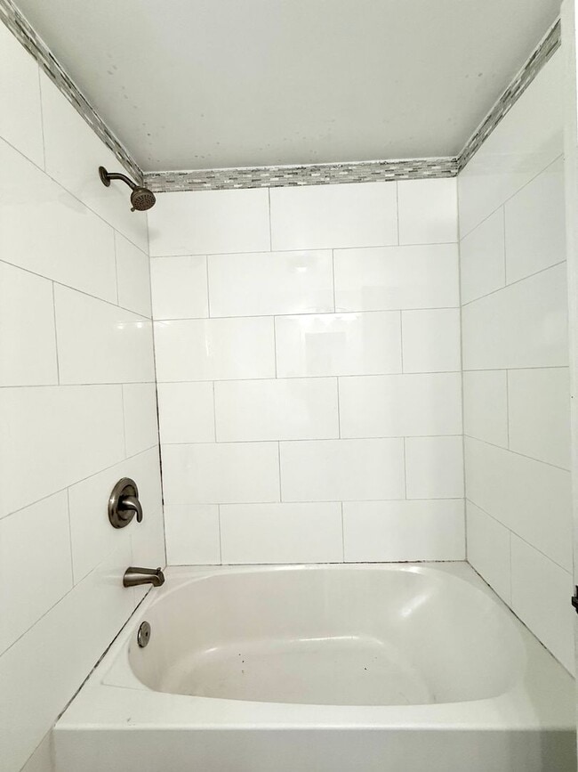 Building Photo - Stylish 2-Bed Tacoma Home