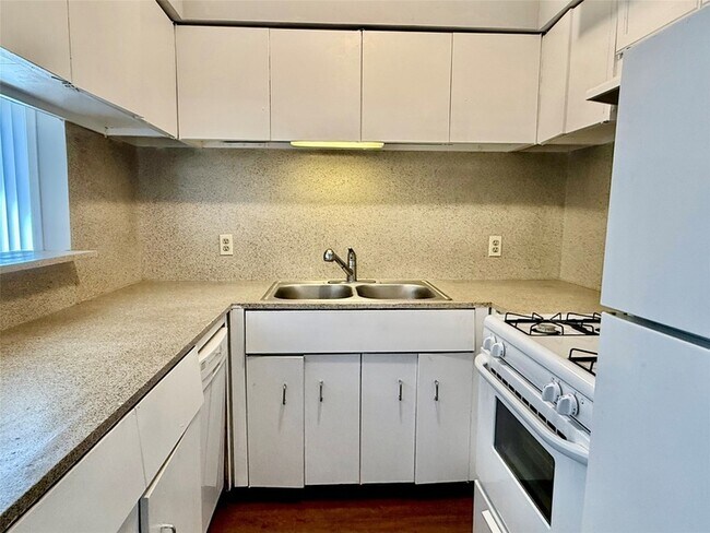 Building Photo - 1000 Heights Blvd